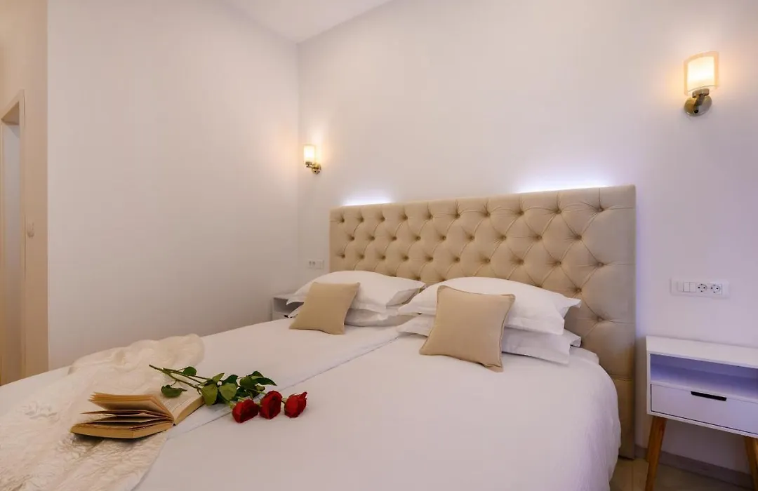 Summer Breeze Luxury Rooms-1